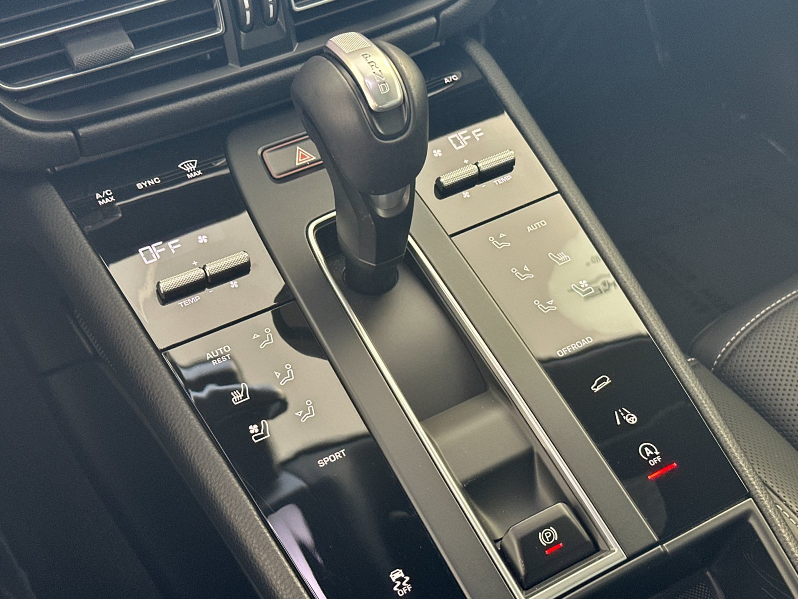 Certified 2025 Porsche Macan AWD/4WD image 25