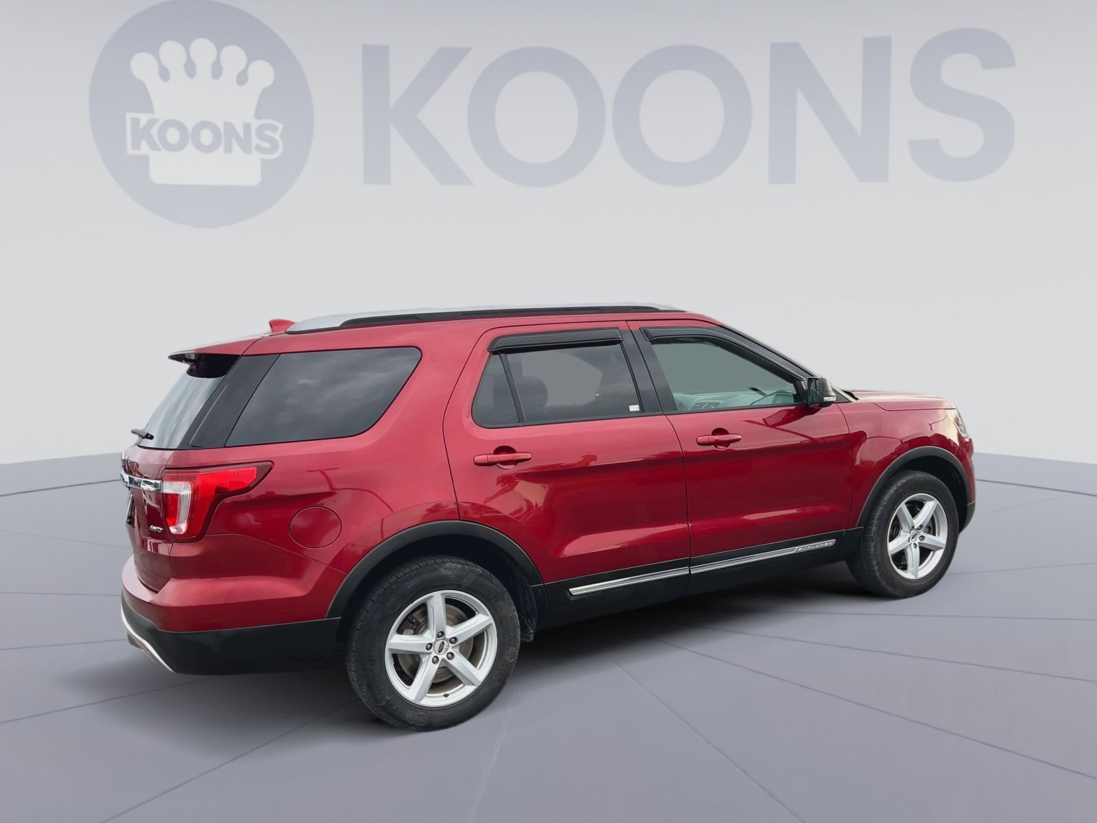 Used 2017 Ford Explorer XLT w/ Equipment Group 202A AWD/4WD image 12