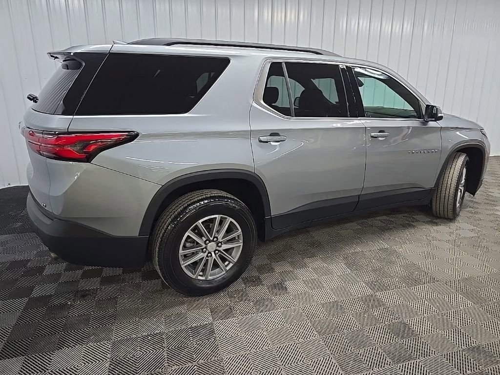Used 2023 Chevrolet Traverse LT image 3