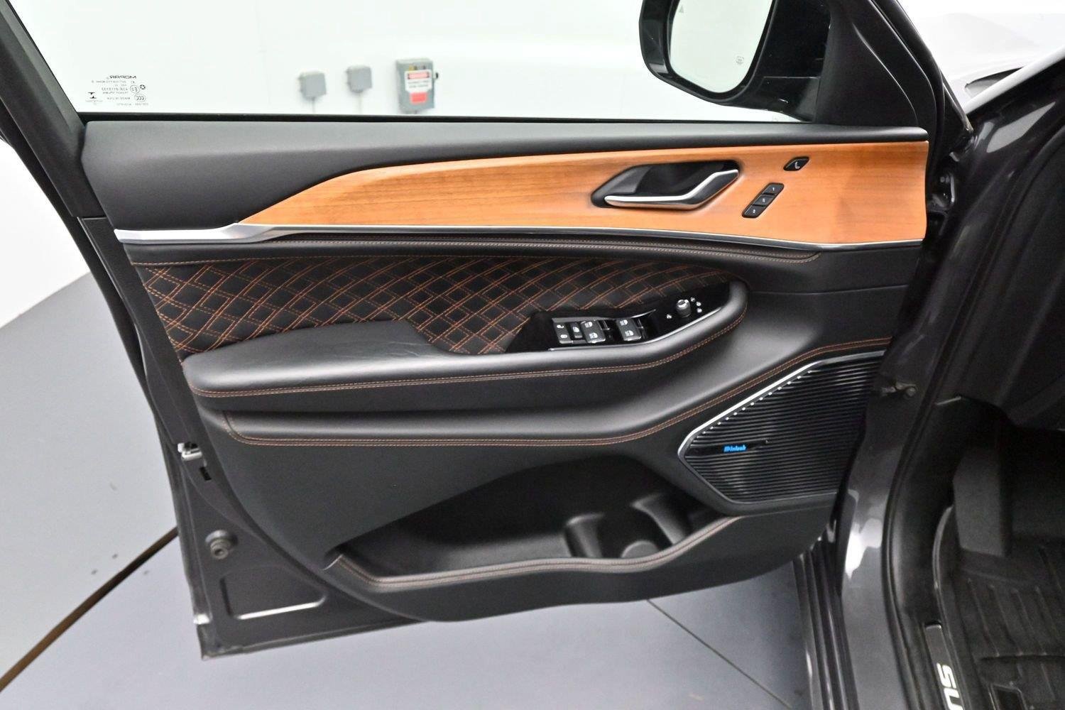 Used 2022 Jeep Grand Cherokee Summit AWD/4WD image 9