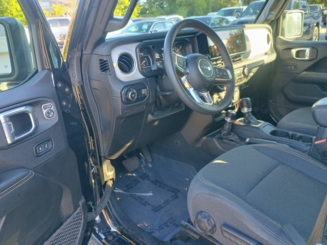 Used 2025 Jeep Wrangler Unlimited Sahara AWD/4WD image 24