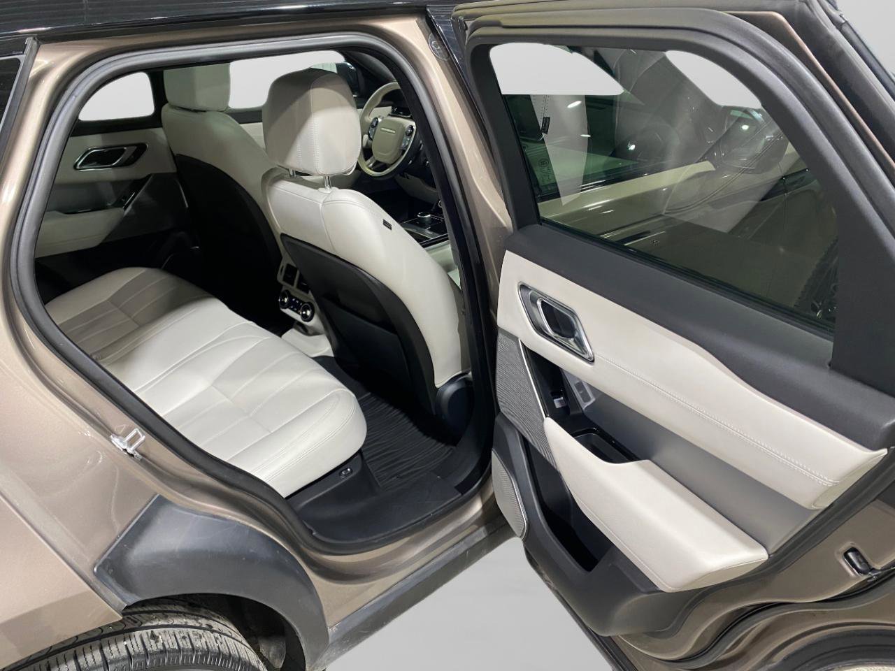 Used 2018 Land Rover Range Rover Velar R-Dynamic SE image 26