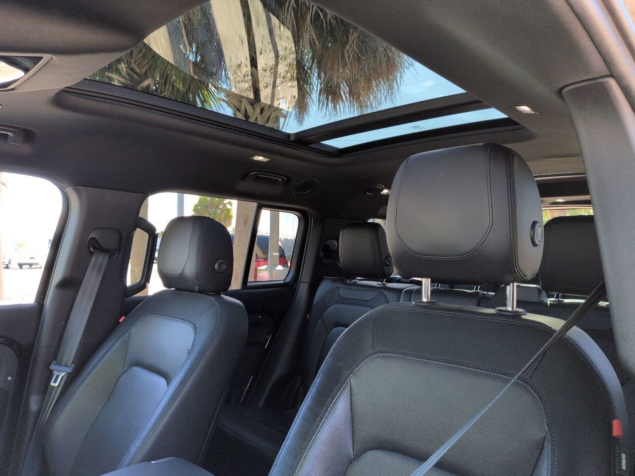Used 2024 Land Rover Defender 130 X-Dynamic SE image 20