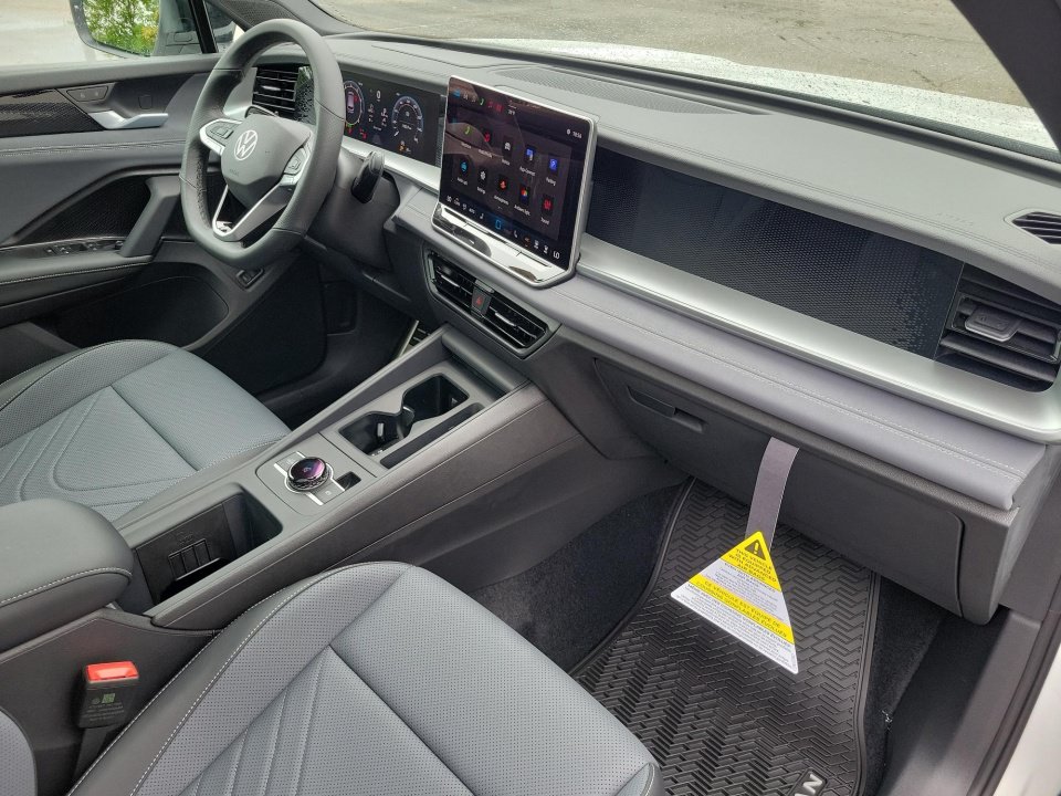 New 2026 Volkswagen Tiguan SE R-Line FWD image 28