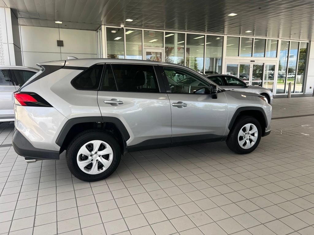 Used 2025 Toyota RAV4 LE AWD/4WD image 4
