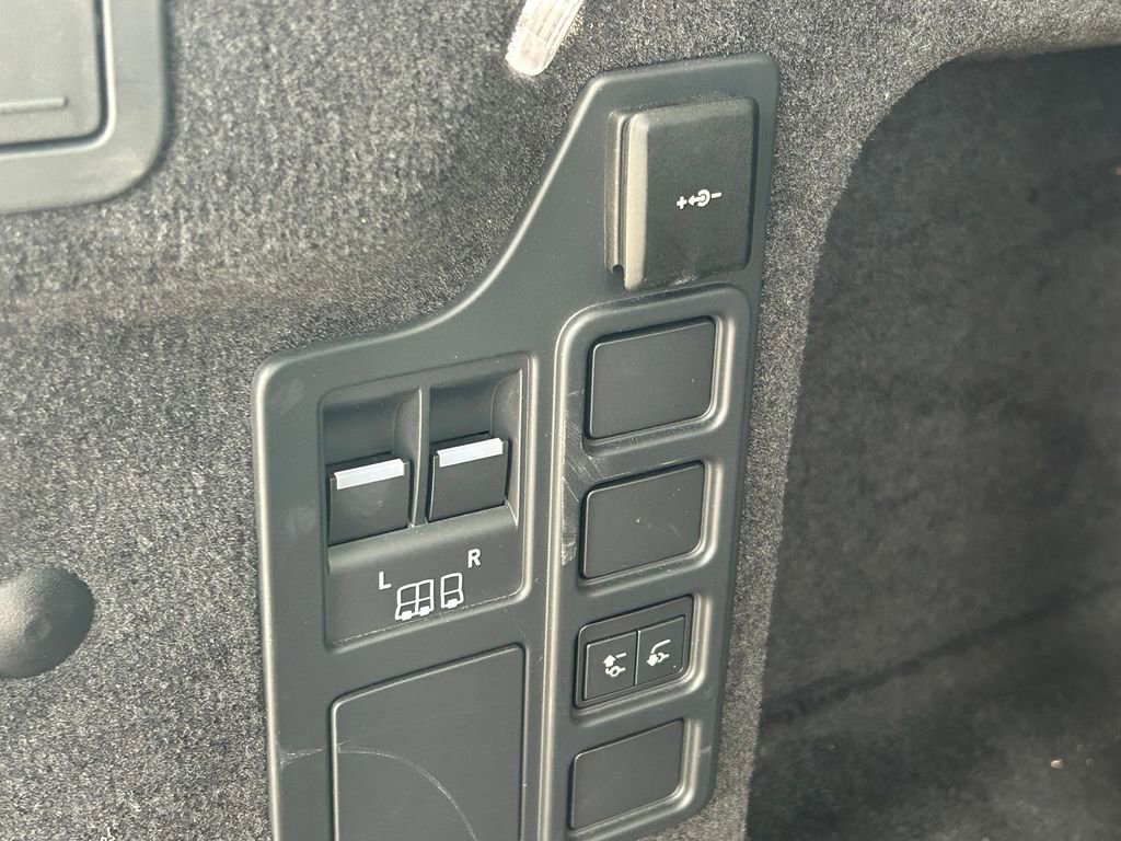 Used 2024 Land Rover Discovery S image 15