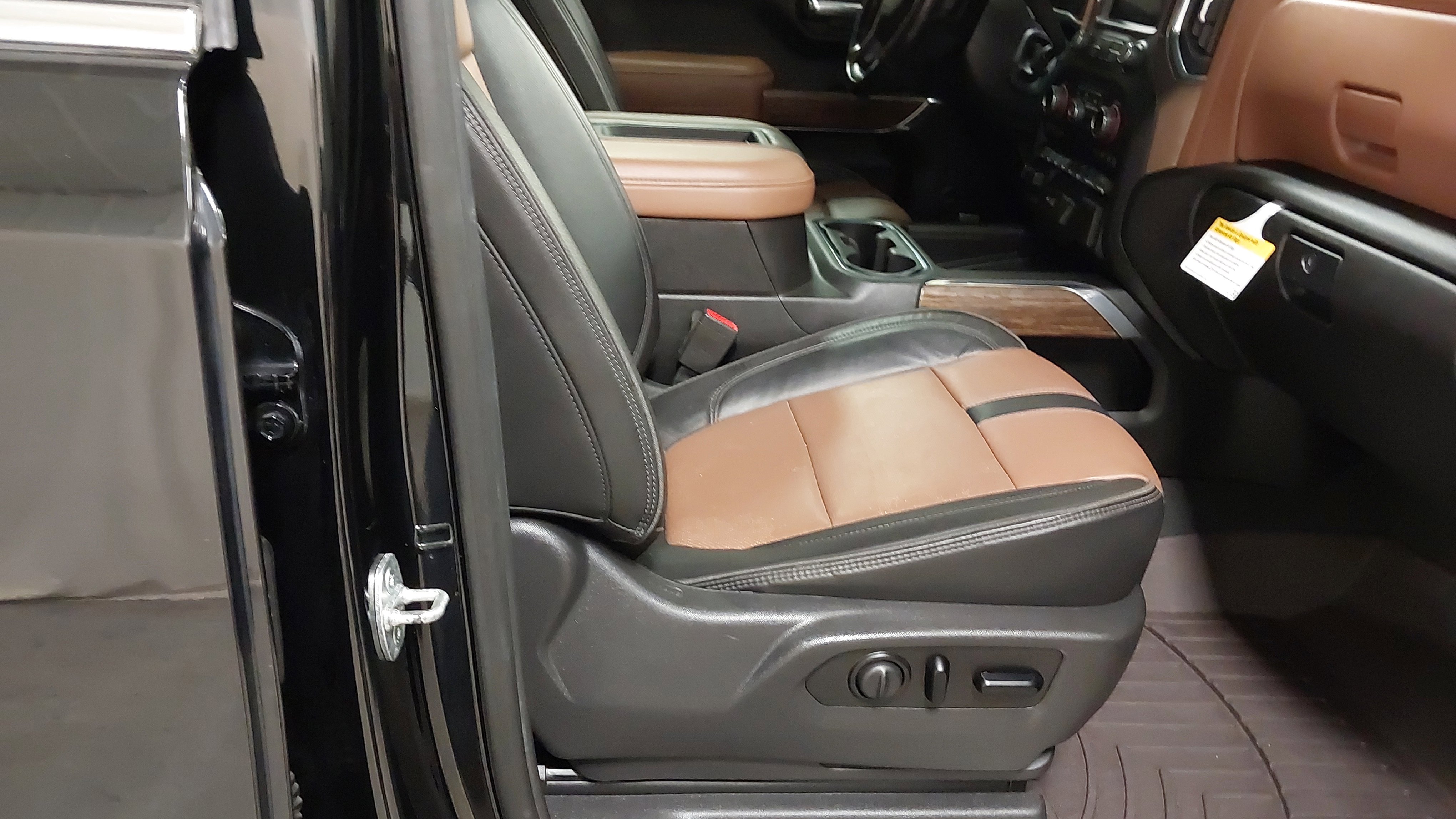 Used 2021 Chevrolet Silverado 1500 High Country w/ Technology Package image 28