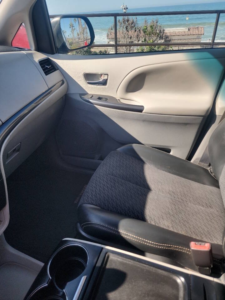 Used 2013 Toyota Sienna SE FWD image 9