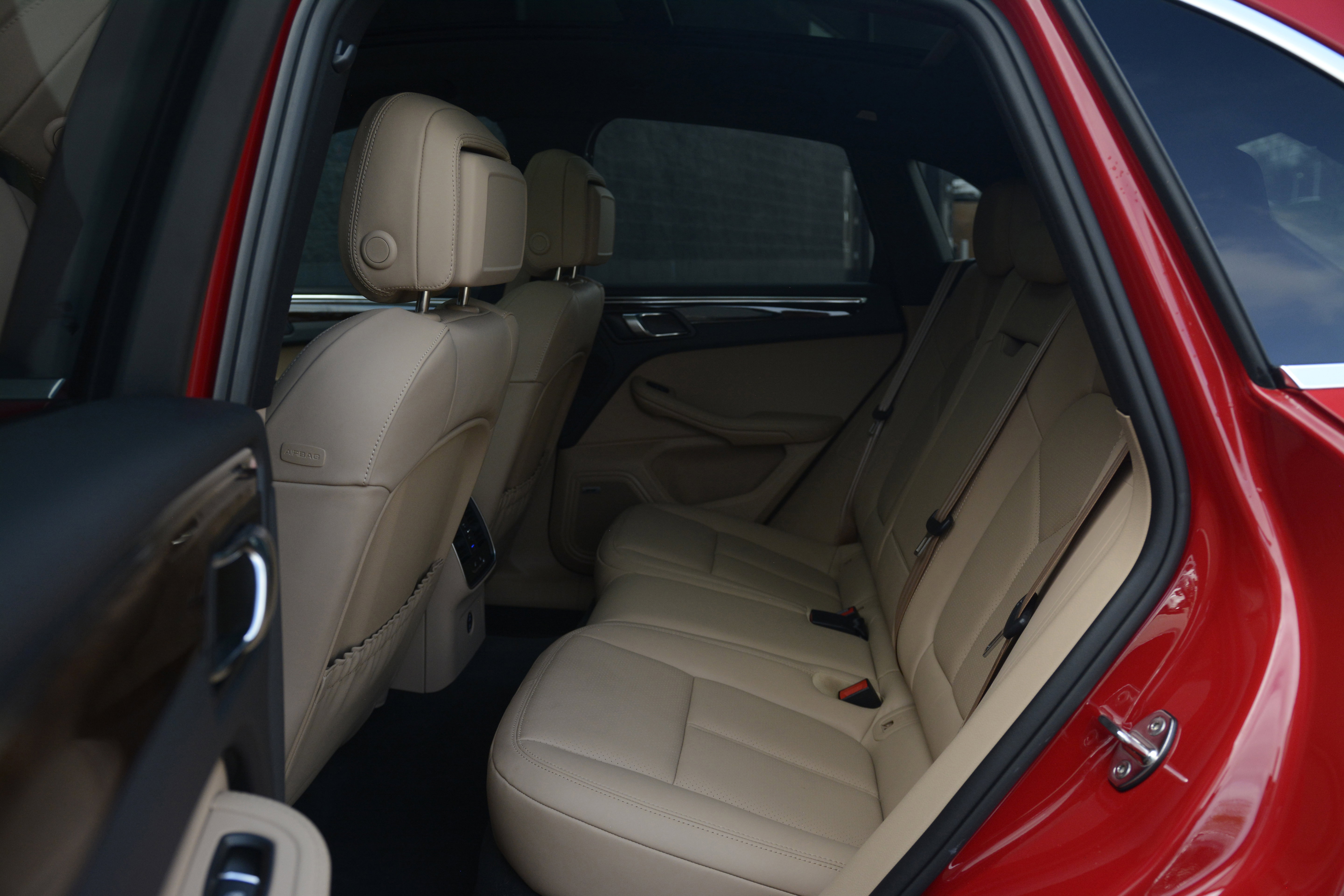 Certified 2025 Porsche Macan image 31