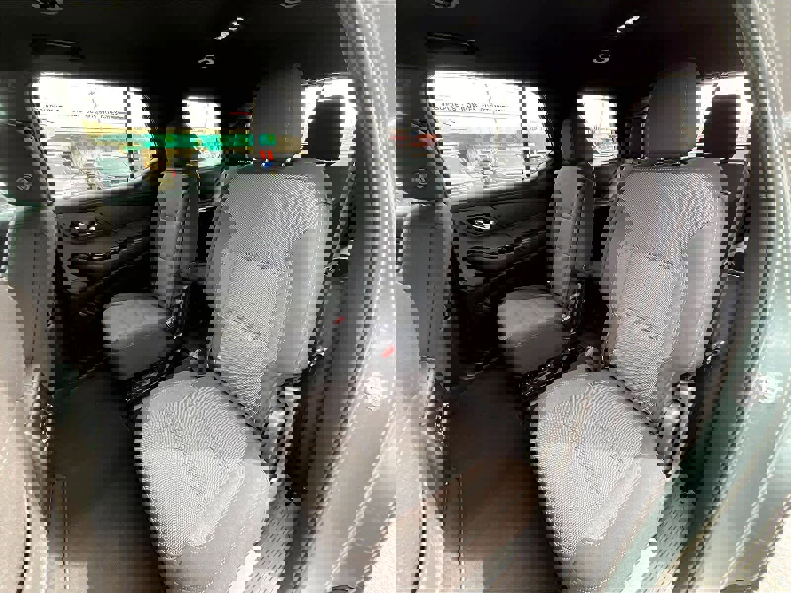 Used 2023 Chevrolet Traverse LT image 15