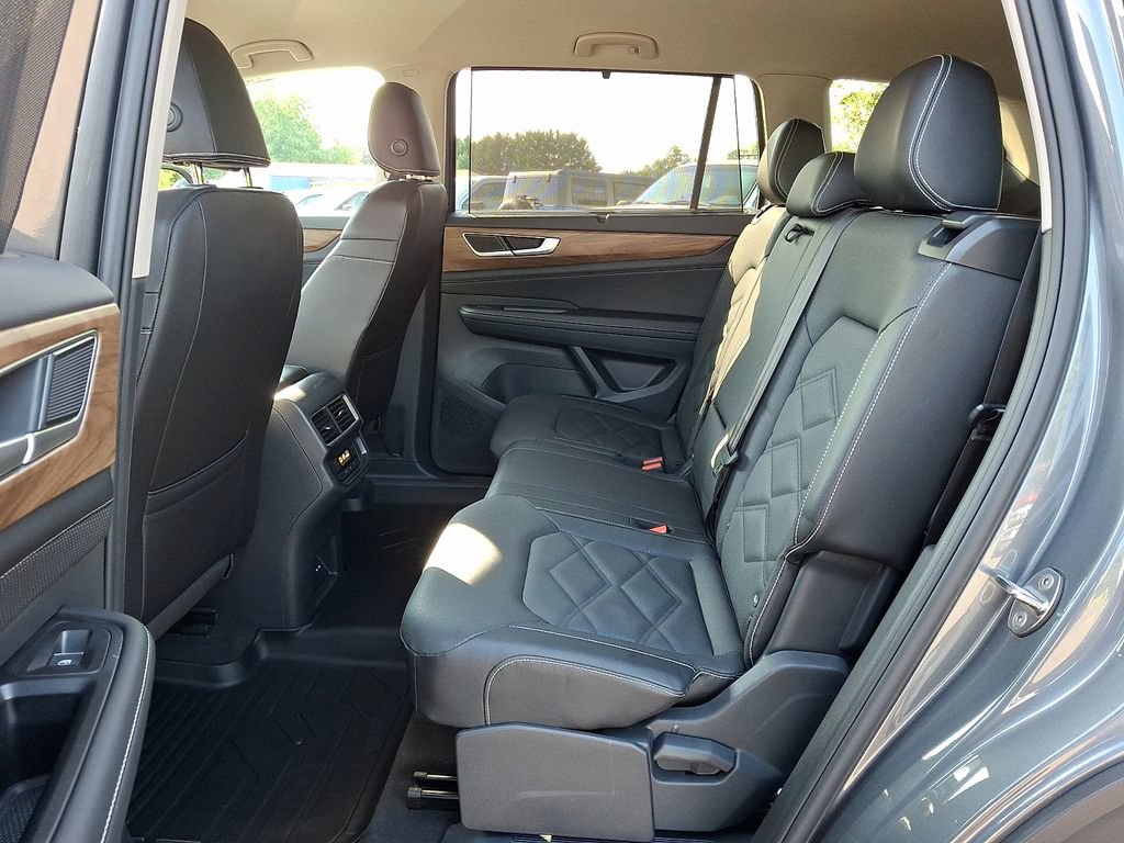 Used 2025 Volkswagen Atlas SE AWD/4WD image 10