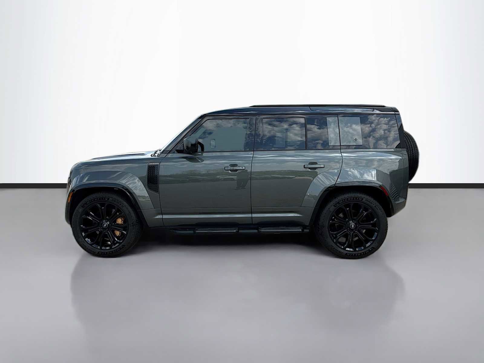 Used 2025 Land Rover Defender 110 AWD/4WD image 5