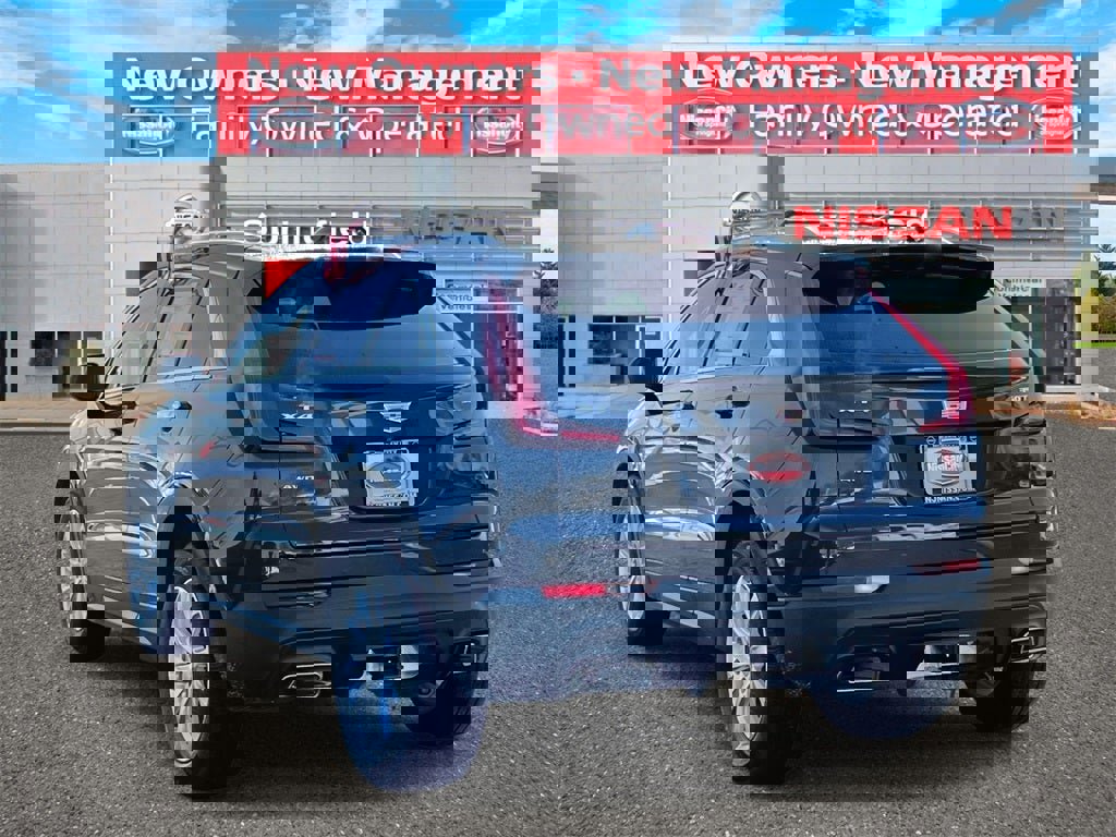 Used 2023 Cadillac XT4 Luxury w/ Cold Weather Package image 4