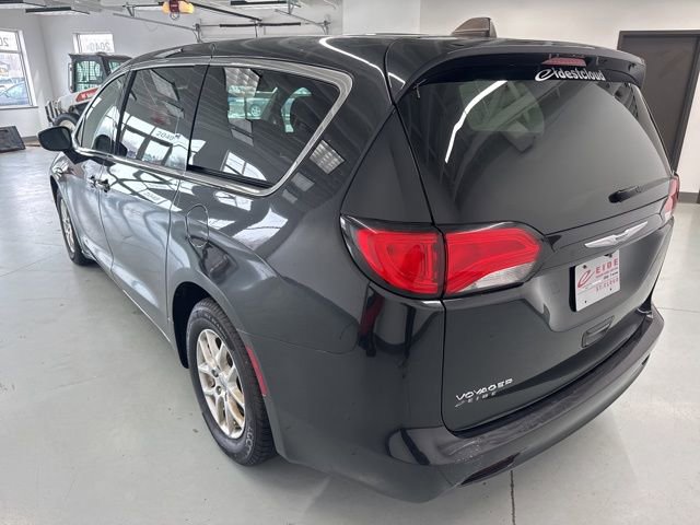 Used 2023 Chrysler Voyager LX image 8