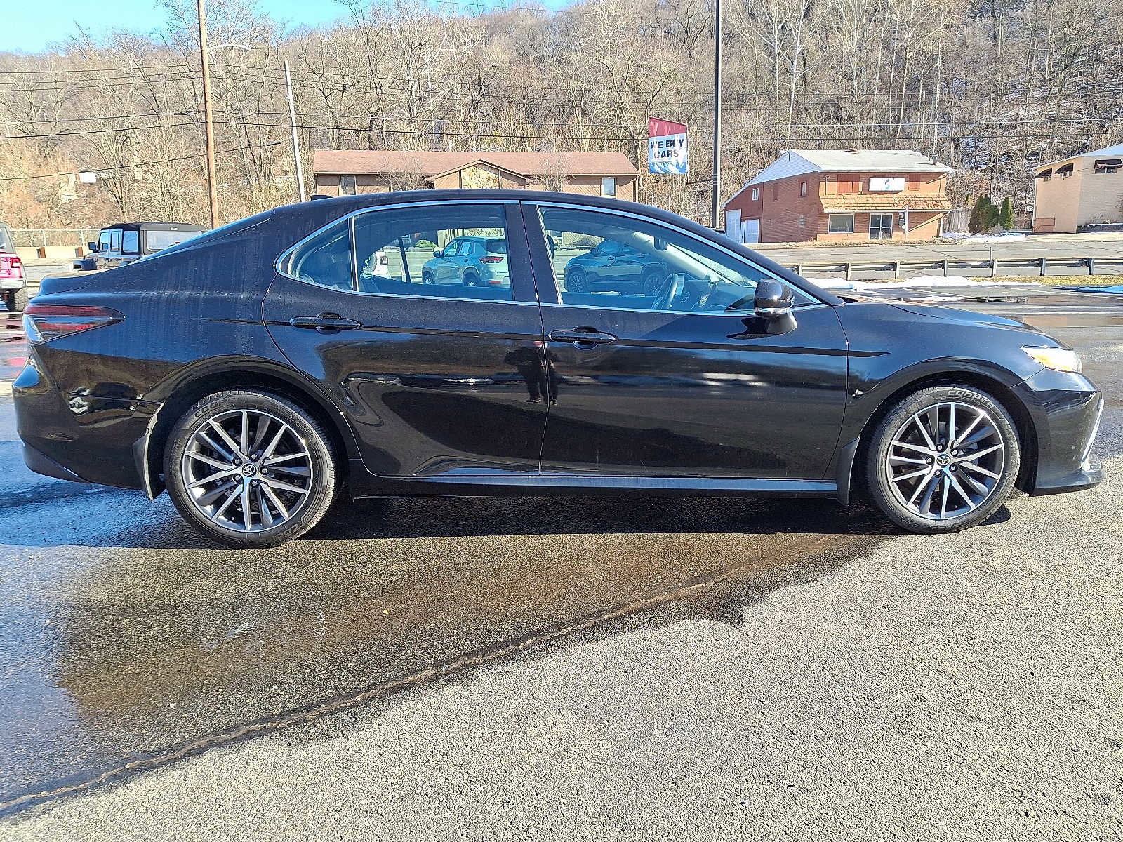 Used 2021 Toyota Camry XLE w/ Navigation Package image 7