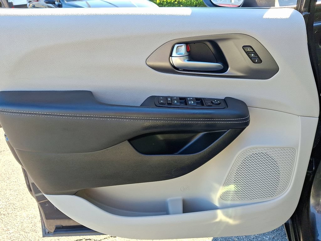Used 2023 Chrysler Pacifica Touring-L FWD image 13