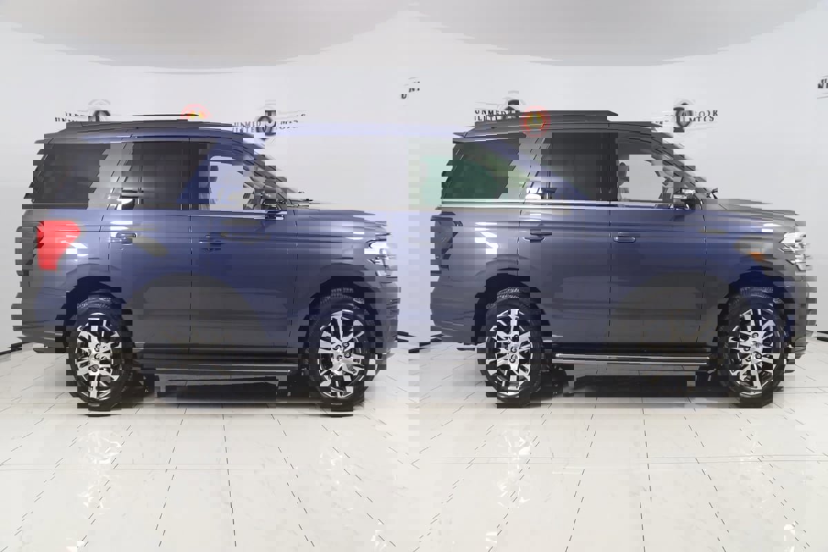 Used 2022 Ford Expedition XLT image 2