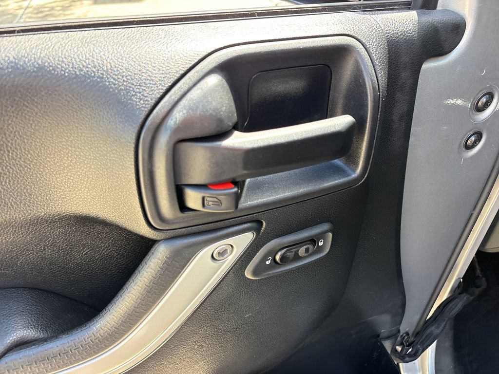 Used 2016 Jeep Wrangler Unlimited Sahara w/ Connectivity Group AWD/4WD image 17