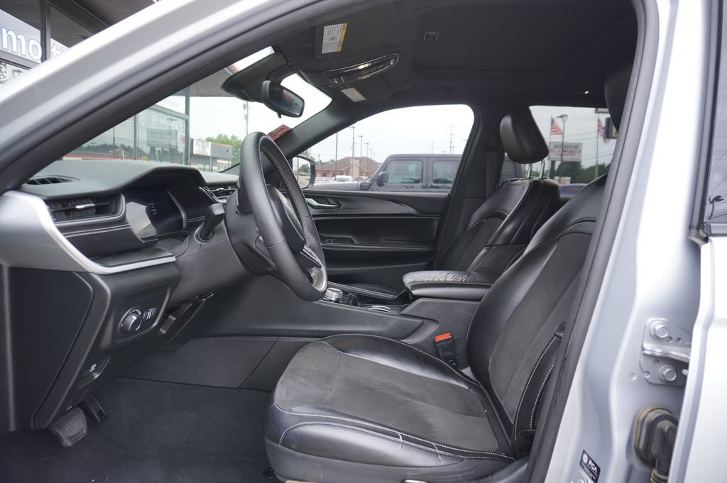 Used 2023 Jeep Grand Cherokee Altitude AWD/4WD image 2