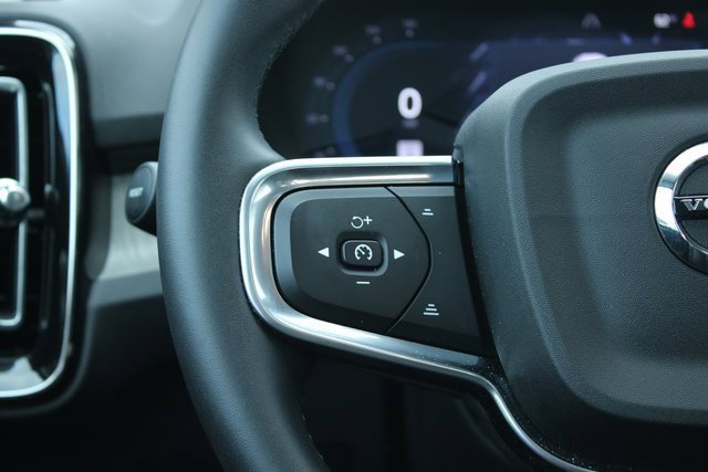 Used 2025 Volvo XC40 B5 Plus image 27