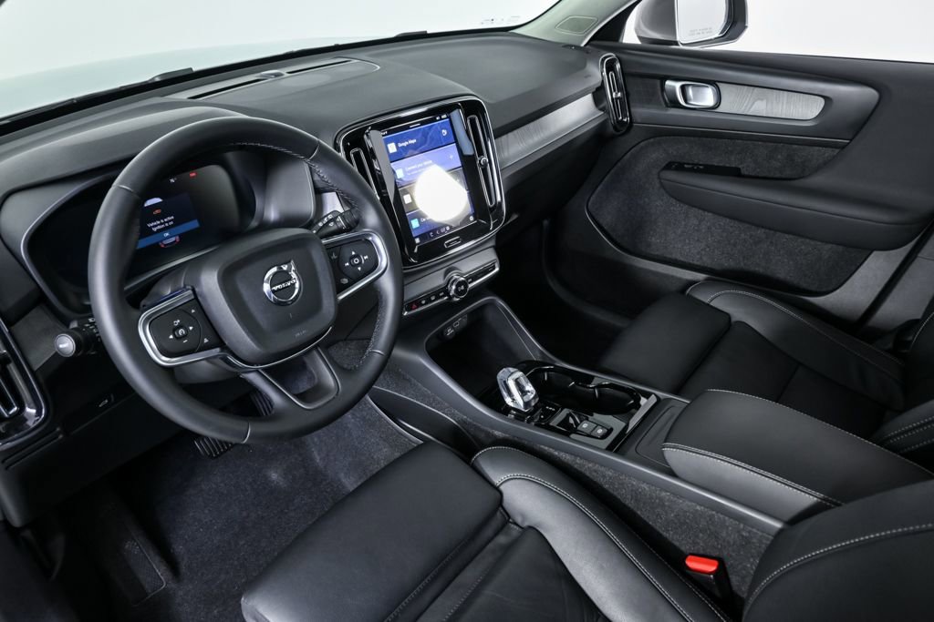 Certified 2025 Volvo XC40 B5 Plus image 6