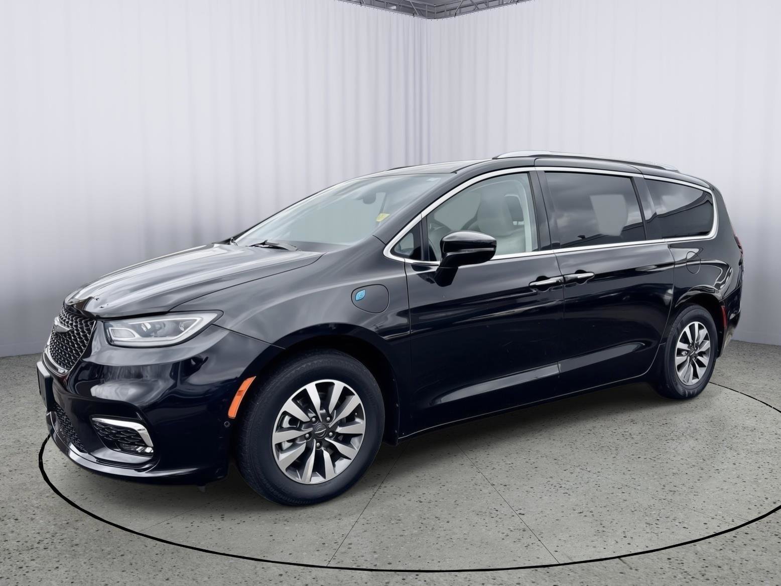 Used 2021 Chrysler Pacifica Touring-L image 3