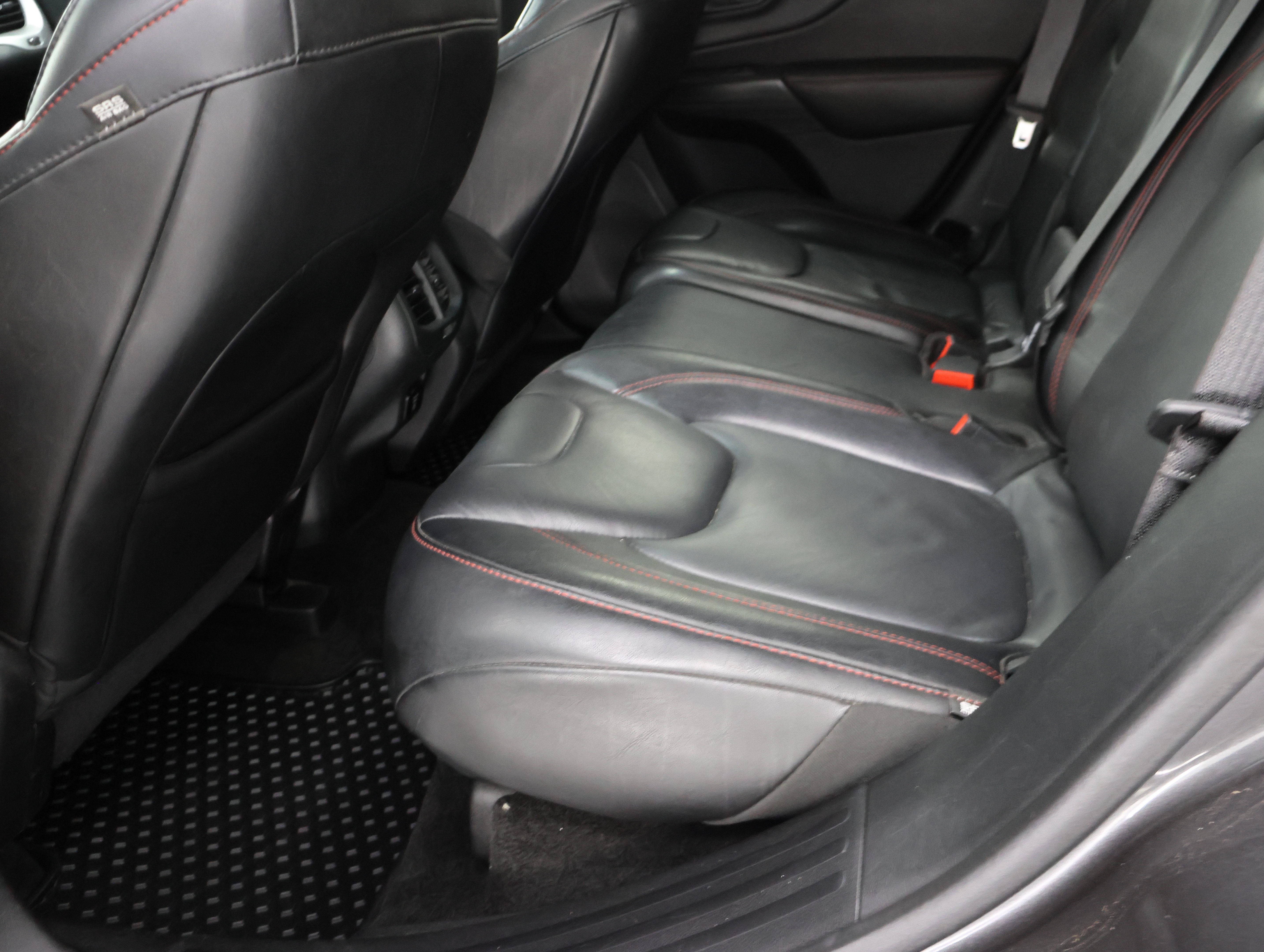 Used 2015 Jeep Cherokee Trailhawk w/ Leather Interior Group AWD/4WD image 33