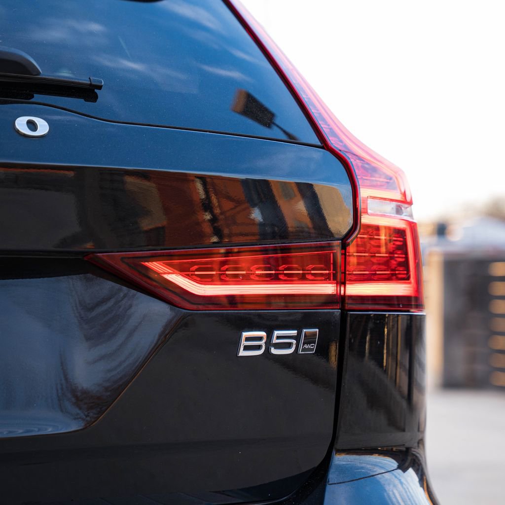 Certified 2023 Volvo V60 B5 Cross Country Plus w/ Climate Package image 6