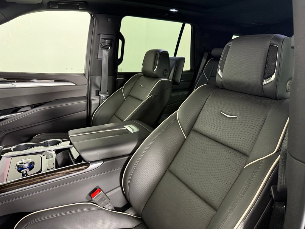 Used 2025 Cadillac Escalade Premium Luxury AWD/4WD image 5
