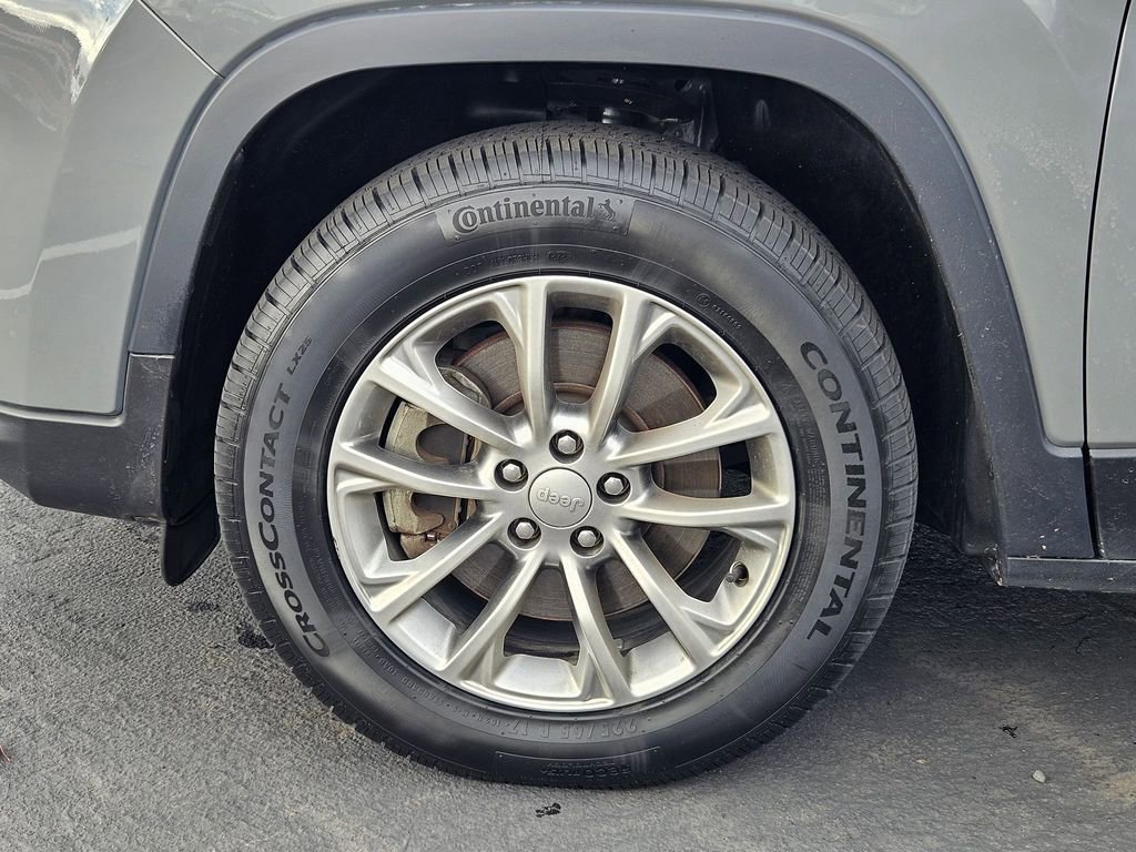 Used 2022 Jeep Cherokee Latitude Lux w/ Mopar Interior Package image 41