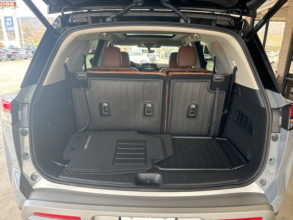 Used 2025 Nissan Pathfinder Platinum AWD/4WD image 30