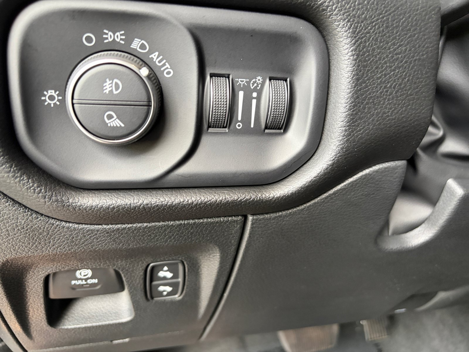 Used 2023 RAM 1500 Laramie AWD/4WD image 33