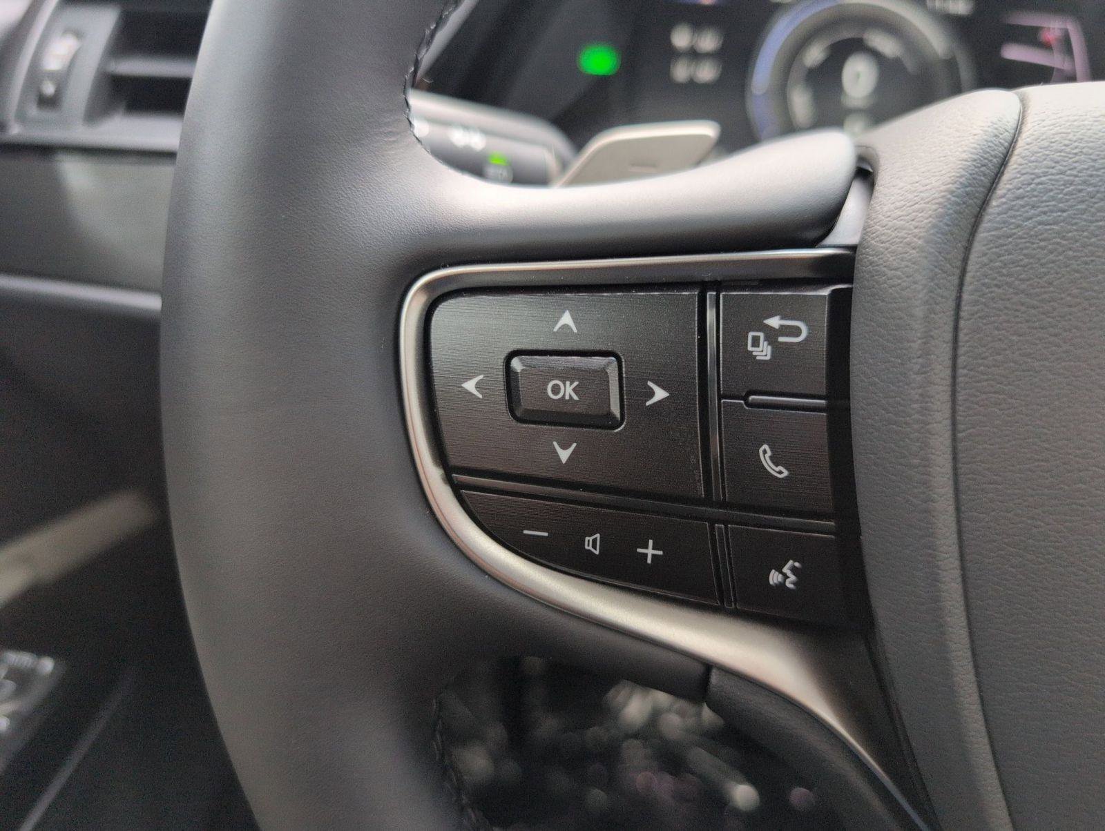 Used 2025 Lexus ES 300h w/ Premium Package image 23