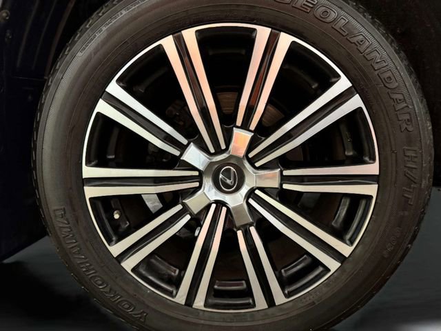 Used 2020 Lexus LX 570 4WD w/ 3rd Row & Luxury Pkg image 33