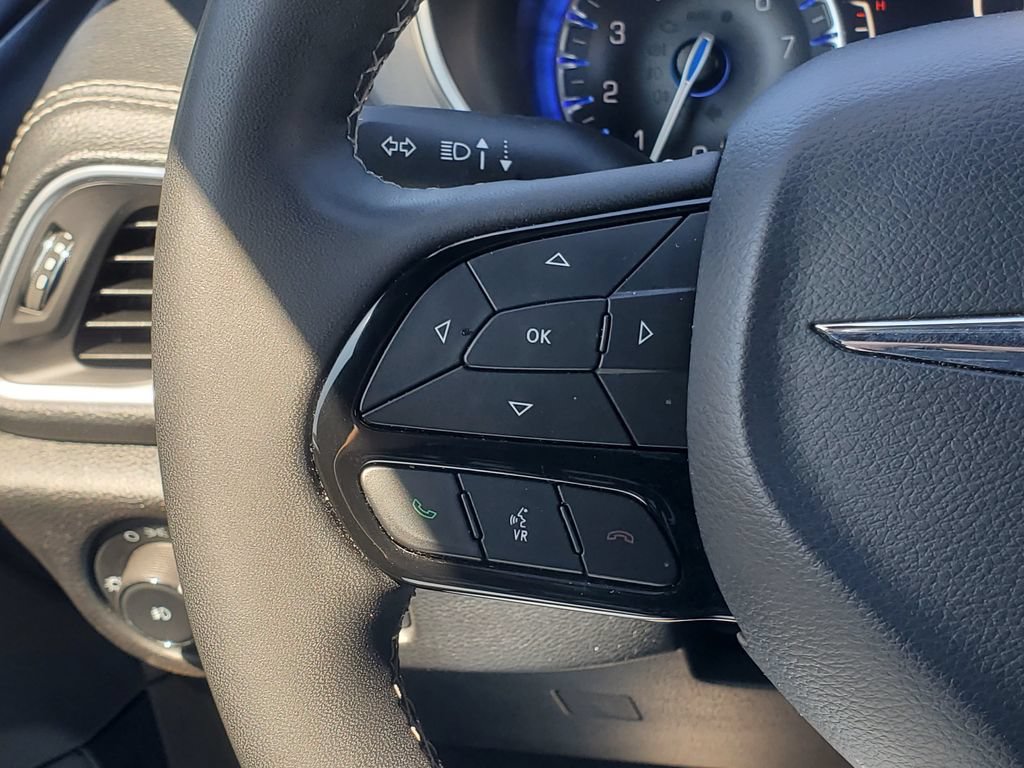 Used 2025 Chrysler Pacifica Limited FWD image 11