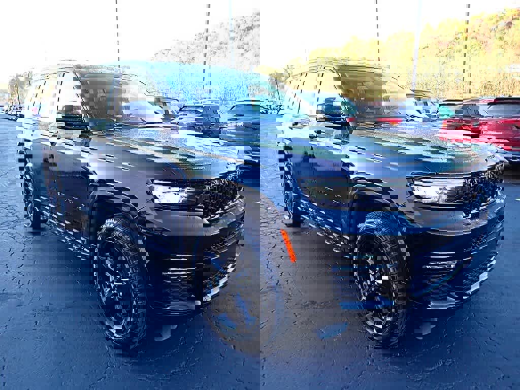 Used 2023 Jeep Grand Cherokee L Limited w/ Black Appearance Package image 7