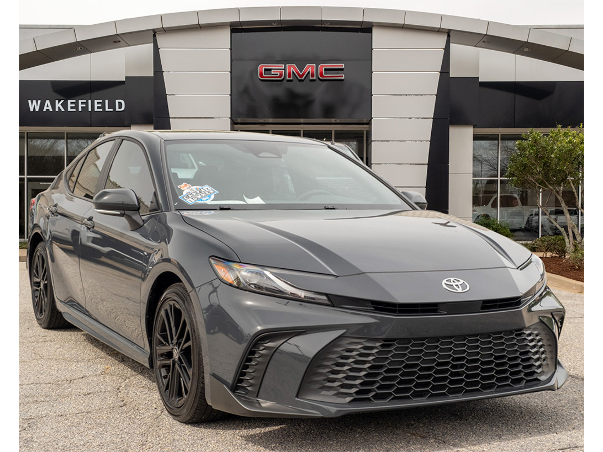 Used 2025 Toyota Camry SE FWD image 1