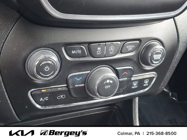 Used 2019 Jeep Cherokee Latitude Plus w/ Cold Weather Group AWD/4WD image 17