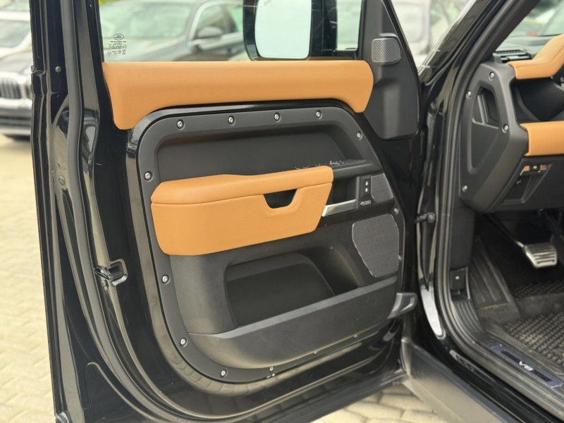 Used 2024 Land Rover Defender 110 V8 image 10