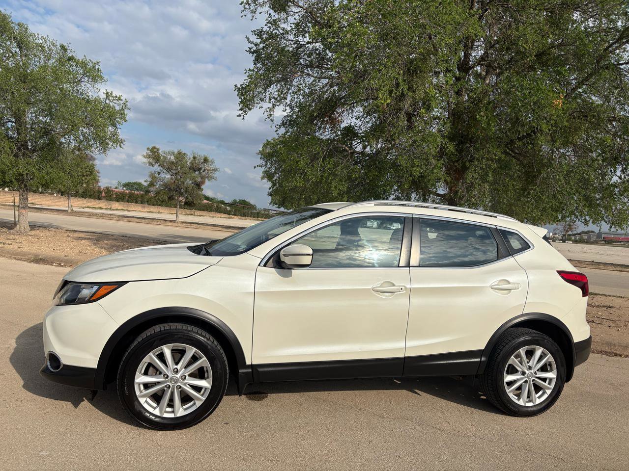 Used 2017 Nissan Rogue Sport SV w/ SV All-Weather Package AWD/4WD image 9