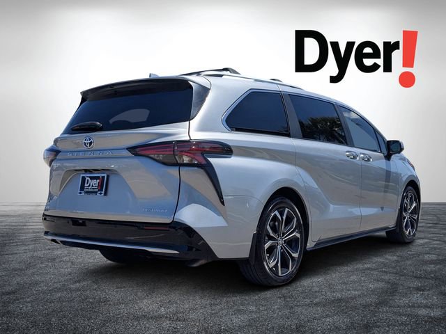 Used 2025 Toyota Sienna Platinum FWD image 3