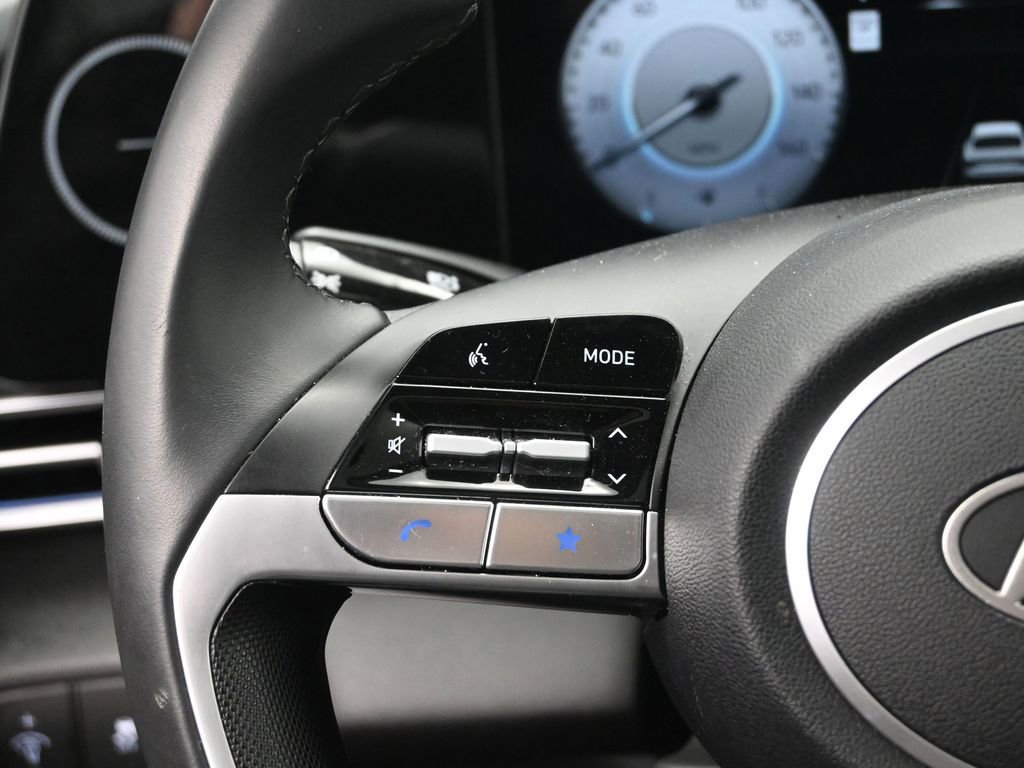 Certified 2025 Hyundai Elantra Limited FWD image 14