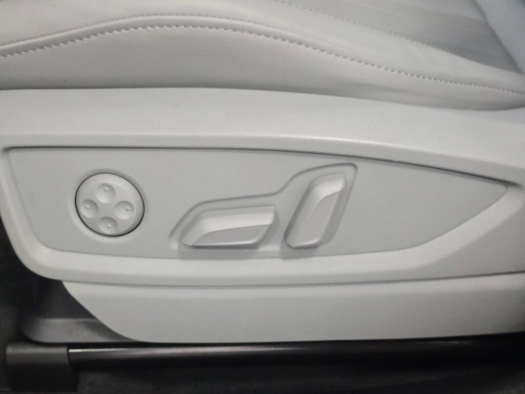 Certified 2025 Audi Q5 2.0T Premium Plus image 36