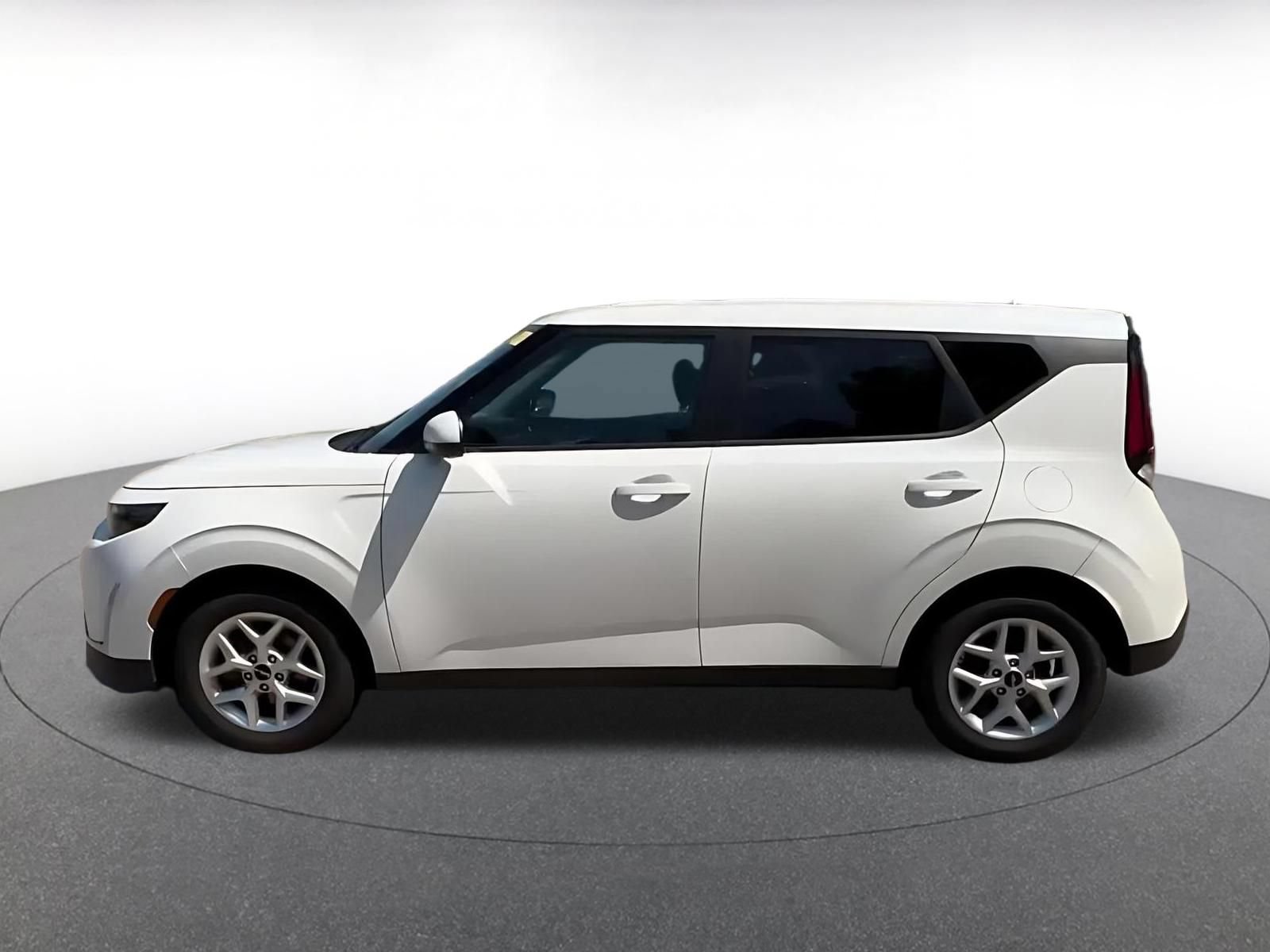 Used 2025 Kia Soul LX w/ LX Technology Package FWD image 8