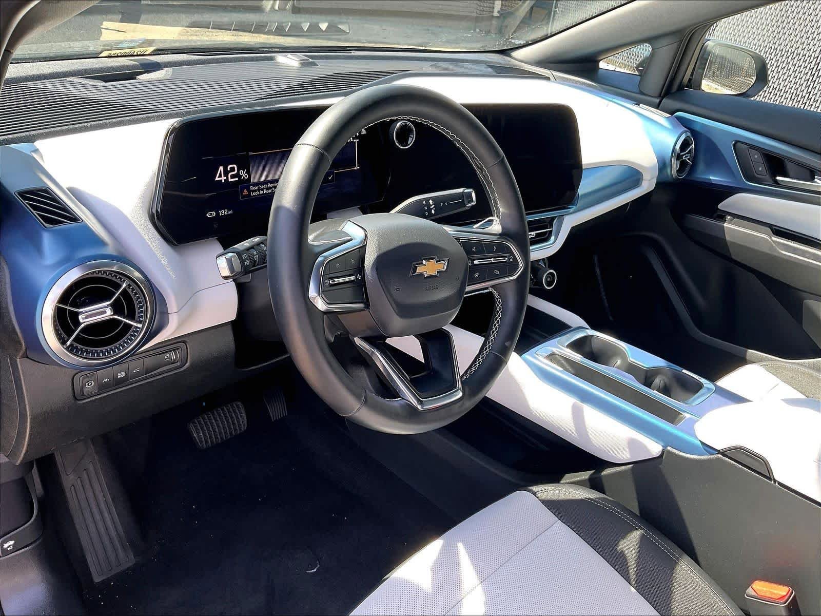 Used 2025 Chevrolet Equinox EV LT FWD image 8