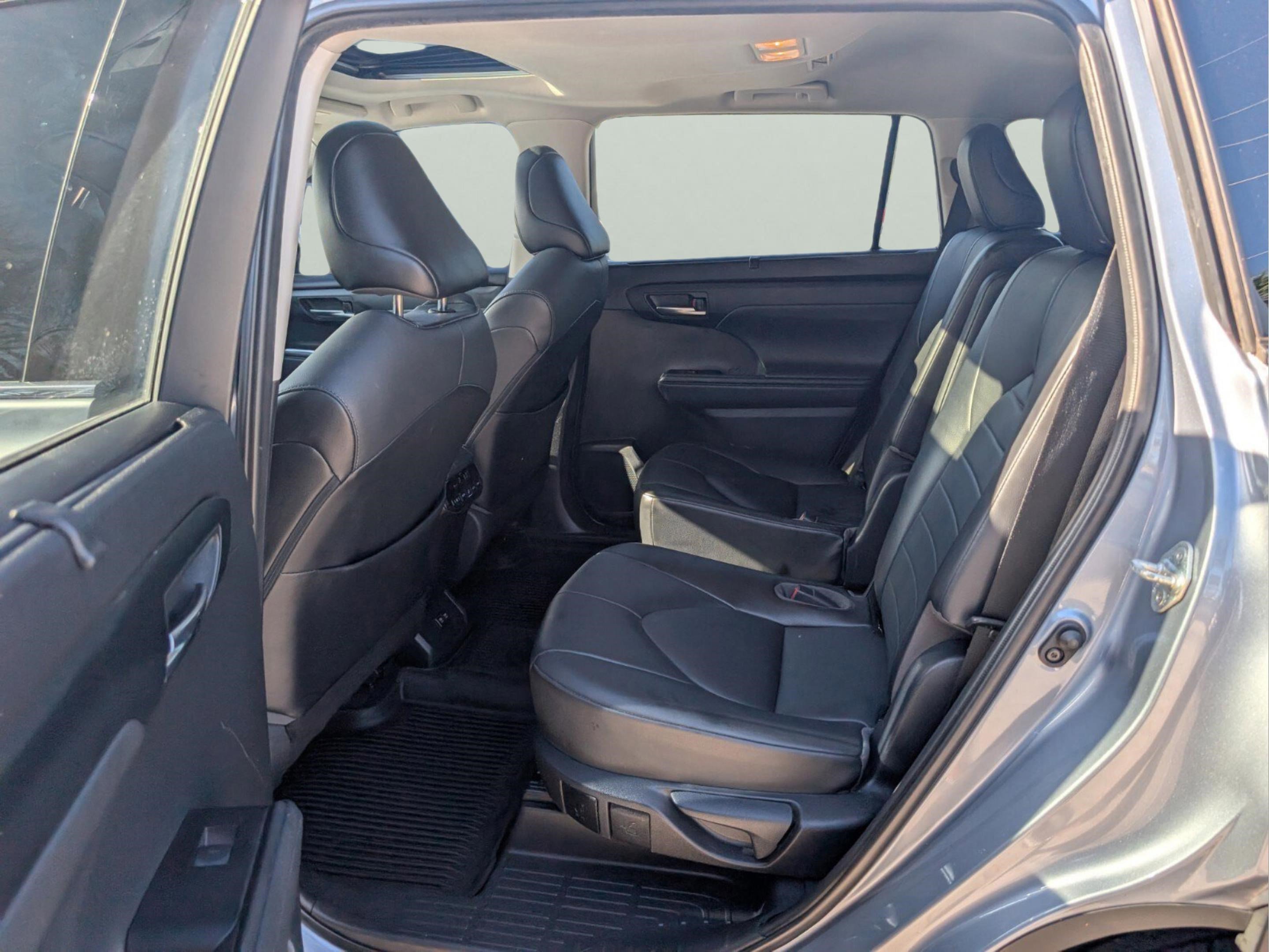 Used 2021 Toyota Highlander XLE FWD image 34