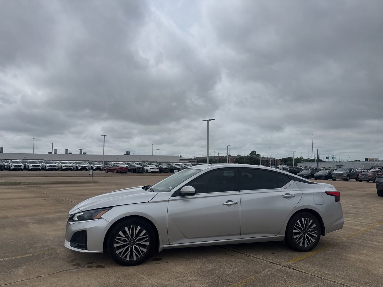 Used 2024 Nissan Altima 2.5 SV w/ SV Premium Package FWD image 4
