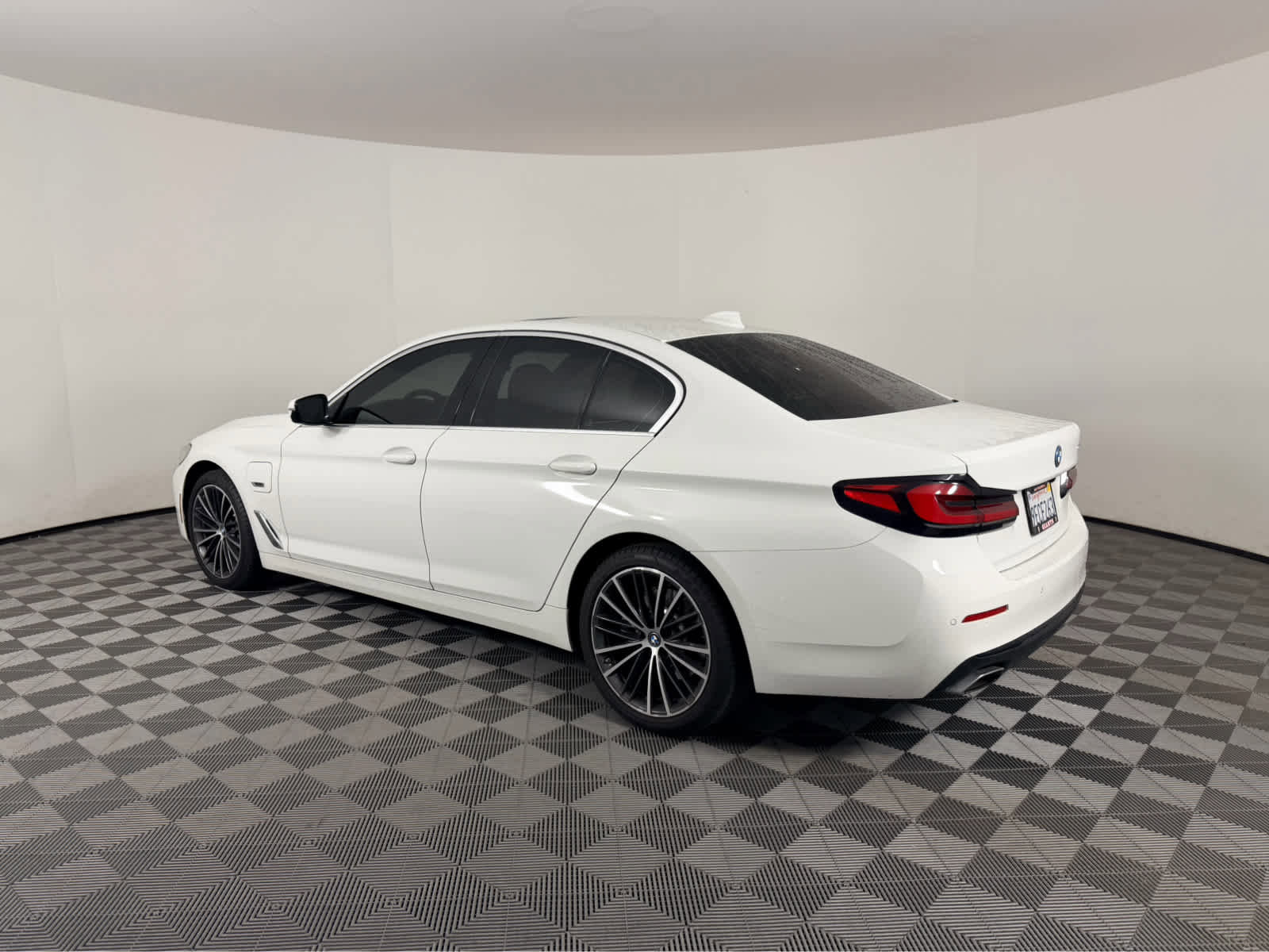 Used 2023 BMW 530e w/ Convenience Package image 6