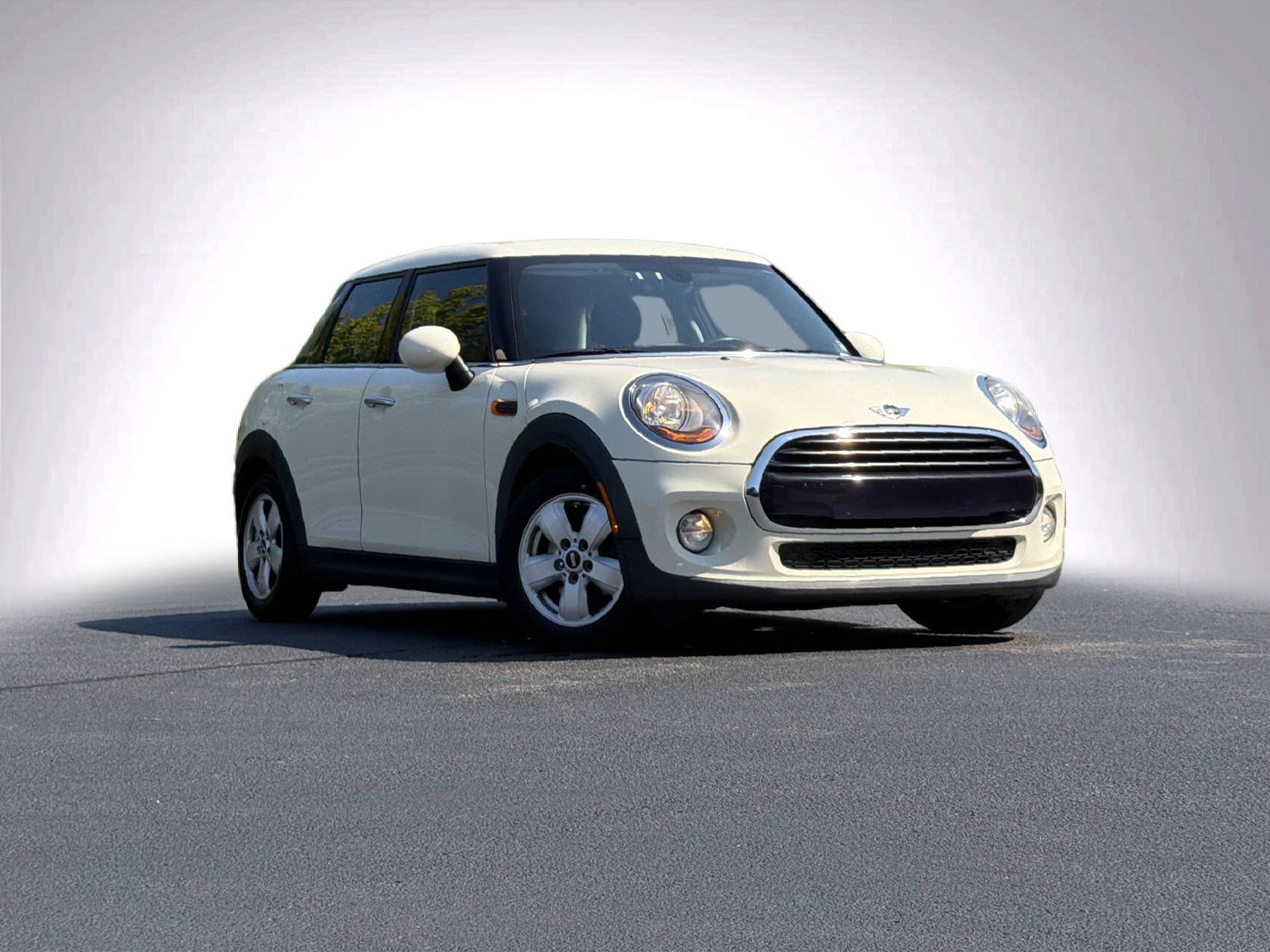 Used 2016 MINI Cooper 4-Door Hardtop FWD video 2