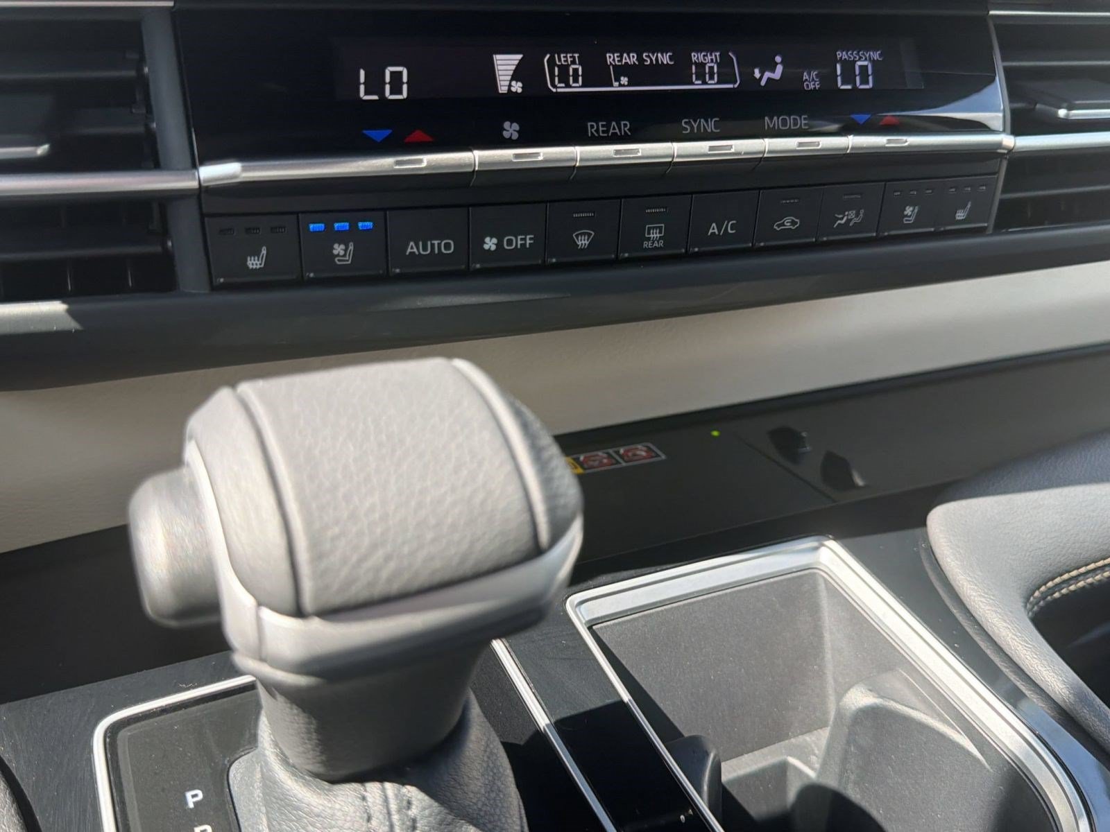 Used 2025 Toyota Sienna Platinum AWD/4WD image 19